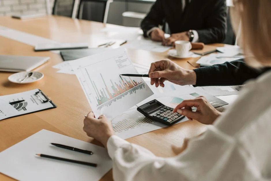 Vue rapprochée d’un document de stratégie marketing posé sur un bureau, idéal pour un contenu d’entreprise.